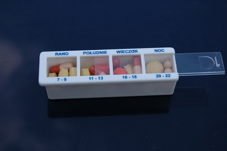 Kasetka na leki jednodniowa - 4 pory dnia w blistrze w kartoniku